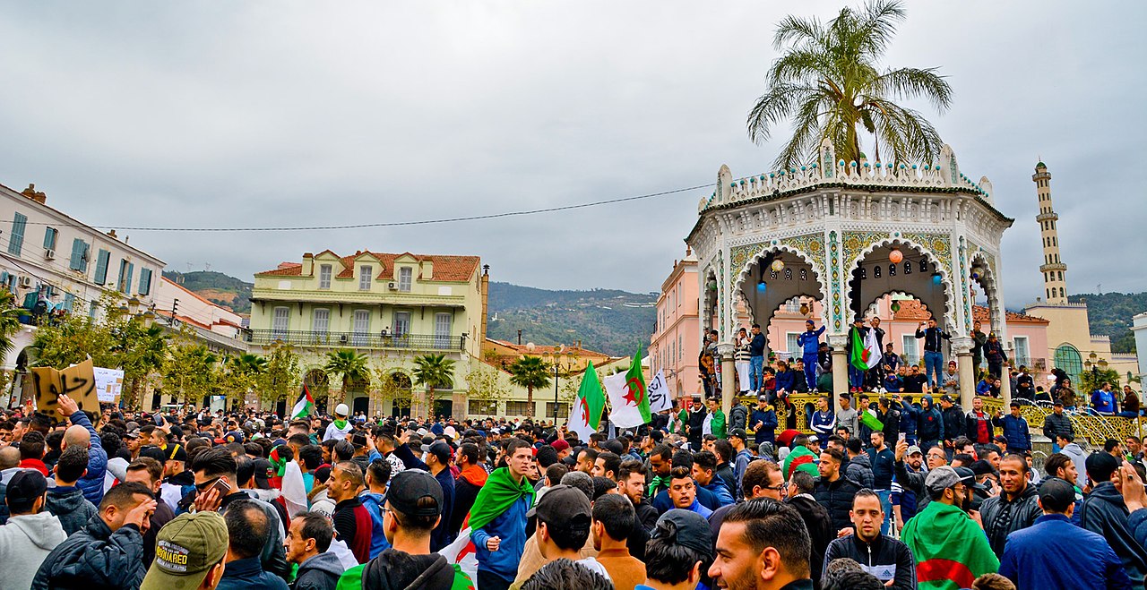 Algérie : Le mouvement de masse fait vaciller le régime
