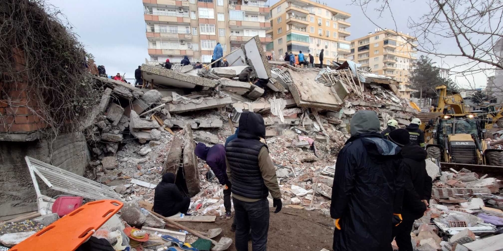 Séismes en Turquie, en Syrie et au Kurdistan : les vautours de la construction cherchent déjà à tirer profit du drame